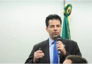 'Governo não pode interferir em preços', diz ministro sobre a Petrobras